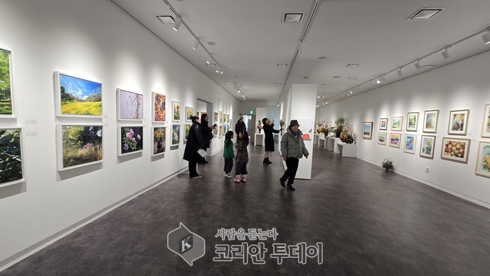 [코리안투데이] 전시회를 관람하고 있는 시민들과 수강생 작가들의 모습 © 백창희 기자