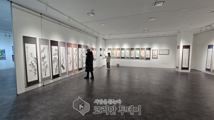 [코리안투데이] 사군자, 캘리그라피, 한글서예를 감상하고 있는 모습 © 백창희 기자