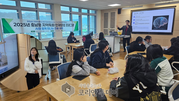 [코리안투데이] 충남 공주여자중학교에서 AI 진로 프로그램을 진행하고 있는 건양대 박종옥 교수와 흥미를 가지고 자신의 이야기를 발표하는 학생 © 임승탁 기자