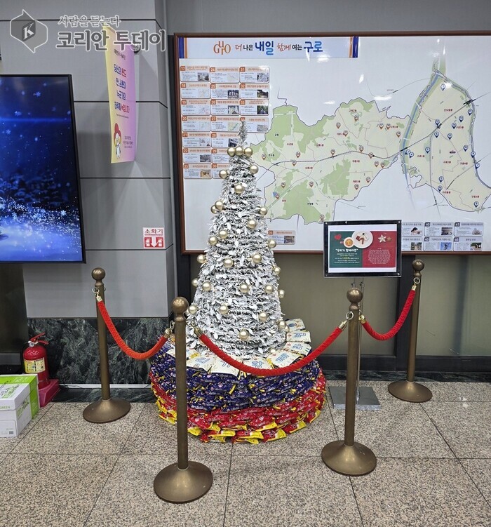 [코리안투데이] (사진) 구로구청 본관 로비 중앙에 마련된 라면트리 전시 전경 © 박수진 기자