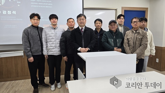 [코리안투데이] 익산폴리텍 스마트설비학과 수료생들과 단체사진을 찍고있다. © 완주지부 편집국