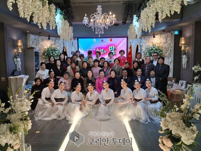 [코리안투데이] 사진 중국동포연합중앙회 여성위원회 송년회 단체 기념쵤영 © 박수진 기자