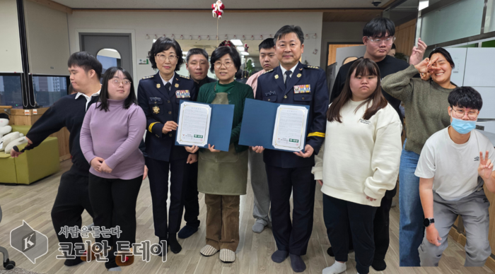 [코리안투데이] 전주덕진의용소방대연합회 남,녀 연합회장과 ‘나무의꿈’ 민수영 대표(중앙)가 발달장애인 안전 및 복지 증진을 위한 업무협약(MOU) 체결 후 기념 촬영을 하고있다 © 완주지부 편집국