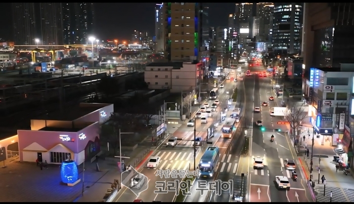 [코리안투데이] 부산진역 앞 폐 파이트를 켜내 만든 2,050개의 고리로 성덕대왕신종을 형상화한 APEC 기념 조각 '환영' 설치 모습 © 백창희 기자