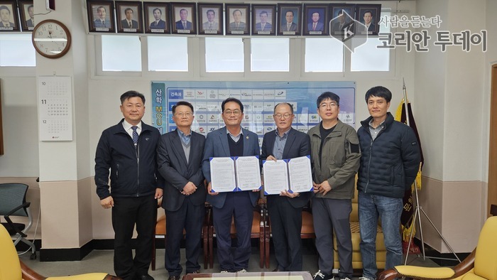 [코리안투데이] 전주공고와 산업현장교수 전북협의회가 숙련기술 전수 협약을 체결한 후 기념촬영을 하고 있다. © 완주지부 편집국