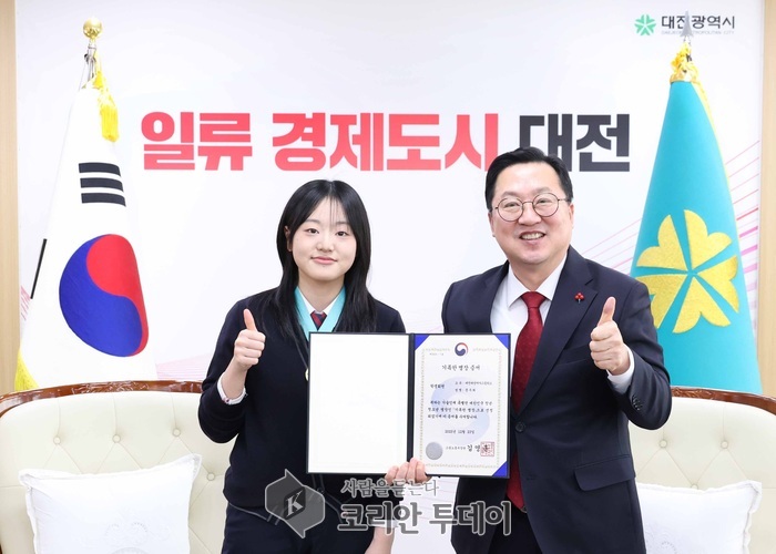 [코리안투데이} 이장우 대전시장이 기특한 명장' 문주희 학생을 격려하고 기념 촬영(사진제공: 대전시청) © 임승탁 기자
