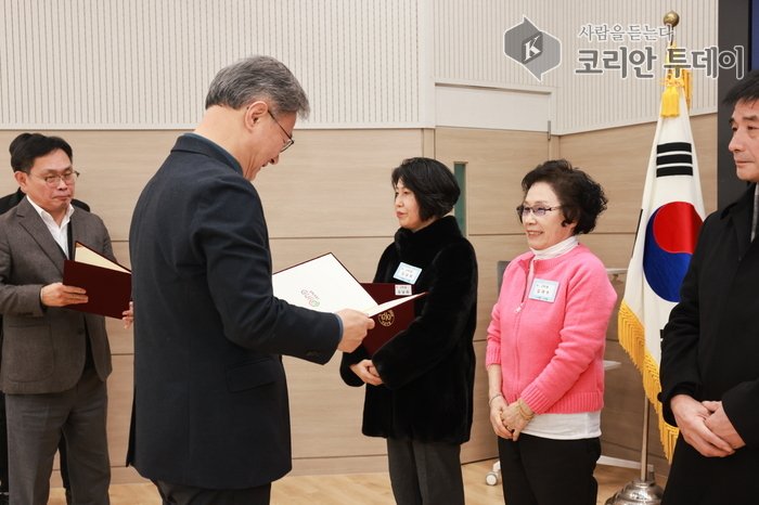 [코리안투데이] (사진) 장인홍 구로구청장(왼쪽)이 2025년 하반기 모범구민 표창 수여식에서 수상자에게 표창장을 전달하고 있다© 박수진 기자