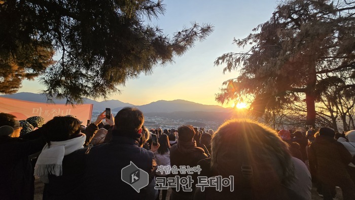[코리안투데이] 2026 병오년 하남 이성산성에서 해맞이를 하고 있는 시민들의 모습 © 백창희 기자