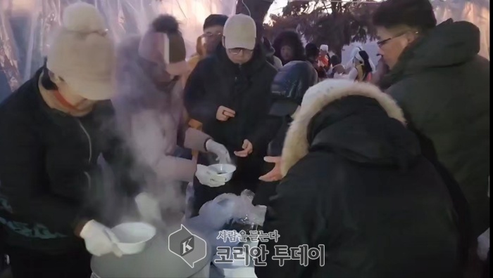 [코리안투데이] 하남호국봉사회와 청정하남시니어협회에서 준비한 새해 떡국 나눔으로 시민들이 따뜻한 새해 아침을 맞고 있다. © 백창희 기자