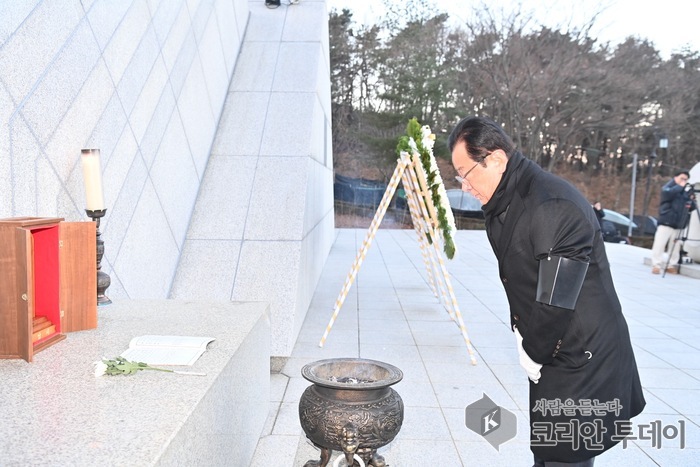 [코리안 투데이] 이현재 하남시장이 2일 열린 신년 참배식에서 검단산 현충탑에 분향하고 있다. © 신영민 기자