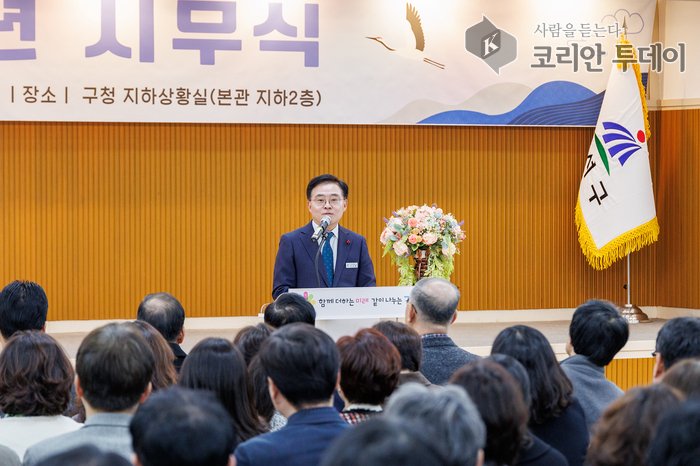 진교훈 서울 강서구청장이 구청 지하상황실에서 열린 ‘2026년도 시무식’에서 인사말을 하고 있다. © 송정숙 기자