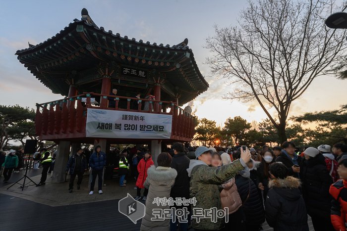 [코리안투데이] 2024년 용왕정에서 새해를 맞이하고 있는 주민들(사진=양천구청) © 변아롱 기자