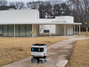 천국 최초, 공원에서 재활용품 수거까지 ‘로봇 일상화’…양천구, 신트리공원으로 서비스 확대