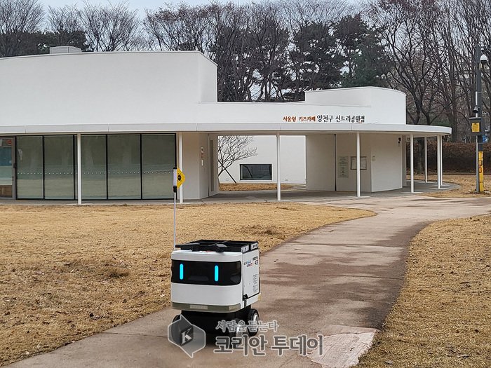 천국 최초, 공원에서 재활용품 수거까지 ‘로봇 일상화’…양천구, 신트리공원으로 서비스 확대