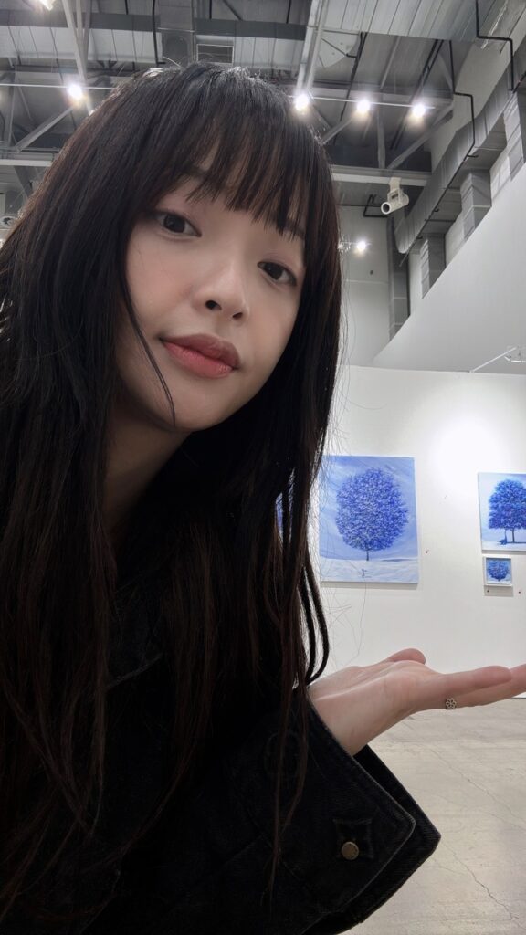 Dreamy Blue, un mundo azul de ensueño en la exposición individual de Kwon Yeju