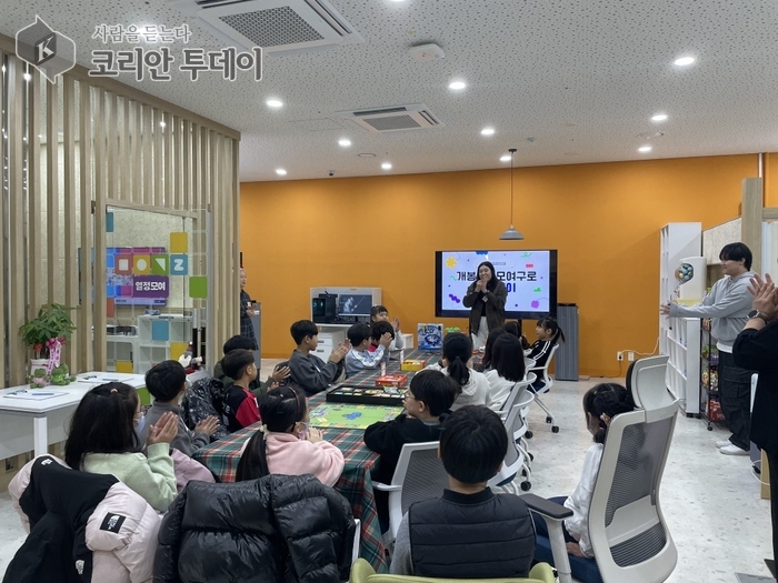 [코리안투데이] (사진) 청소년들이 청소년입장지대 모여 구로에서 보드게임을 하고 있다. © 박수진 기자