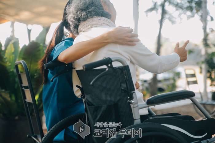 [코리안투데이] 오는 3월 27일부터 통합돌봄 사업이 본격적으로 시행된다. (사진=FREEPIK) © 변아롱 기자
