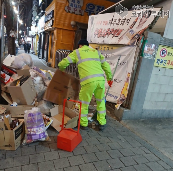 [코리안 투데이] 저녁시간 청소전담반이 노량진 학원가일대 무단투기 수거 및 청소 © 두정희 기자
