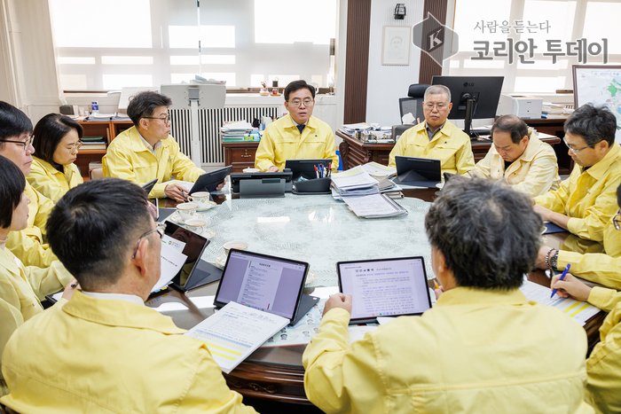 [코리안투데이]진교훈 서울 강서구청장(정면 가운데)이 ‘시내버스 파업 대비 긴급 대책회의’를 열고 국장 및 부서장들과 셔틀버스 운영 현황을 점검하고 있다. ©송정숙 기자