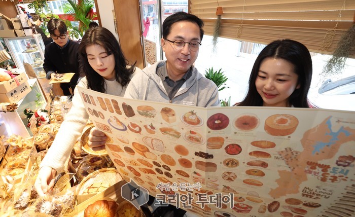[코리안투데이] 동구 관계자들이 마을 빵집 영문지도 'Bread City Donggu' 를 살펴보고 있다.(사진제공: 대전 동구청) © 임승탁 기자