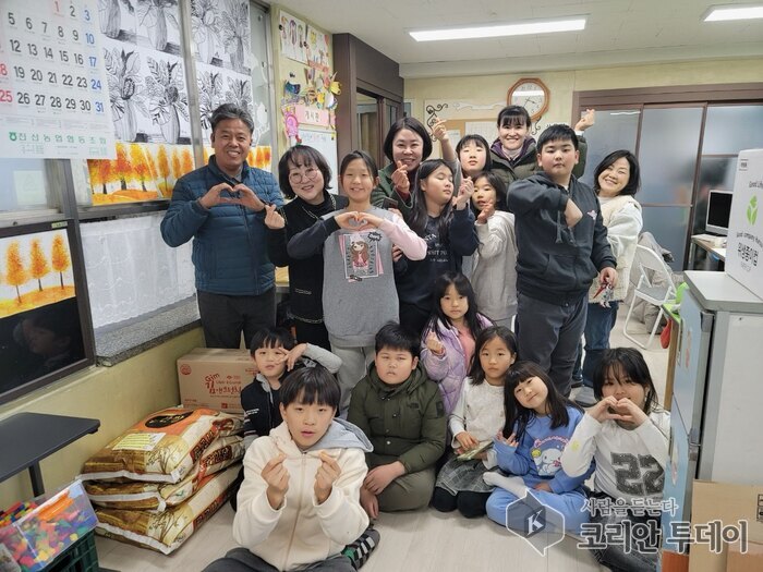 [코리안투데이] 강미향 진산면장 지역아동센터 방문 기념사진 © 임승탁 기자
