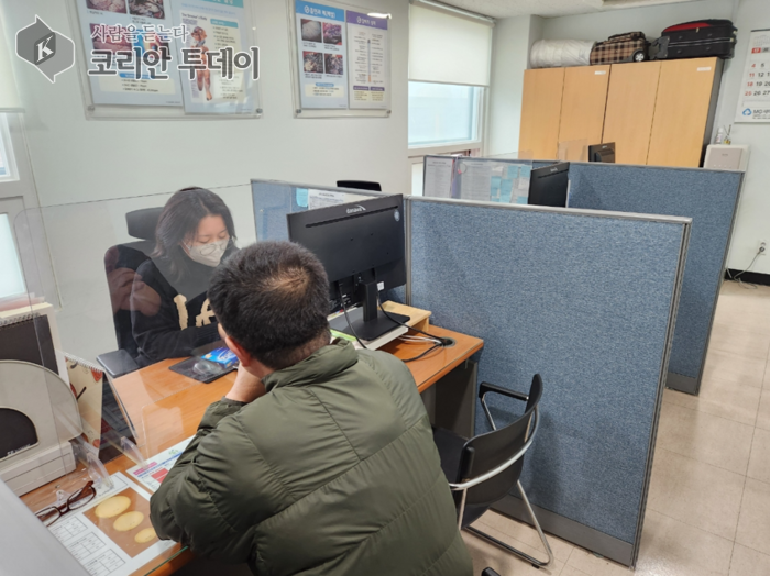 [코리안투데이] 금연상담 받는 주민 모습. 구로구보건소 금연클리닉실에서 주말 프로그램인 ‘토요 열린보건소’에 참여한 주민이 금연상담을 받고 있다. © 박수진 기자