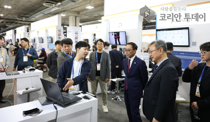 [코리안투데이] 사진 CES 2026에 참가한 구로구 스타트업이 구로G밸리관 부스에서 기술을 설명하고 있다. © 박수진 기자