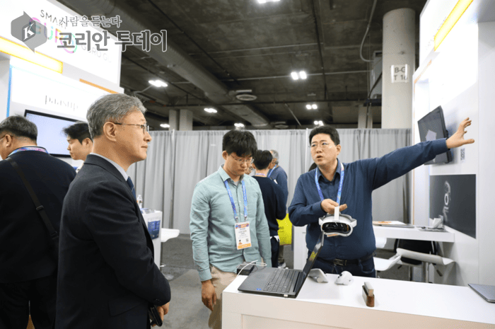 [코리안투데이] 사진 2026년 1월 미국 라스베이거스에서 열린 CES 2026 ‘서울통합관’ 내 ‘구로G밸리관’에서 구로구 기업이 자사 제품 기술을 설명하고 있다. © 박수진 기자