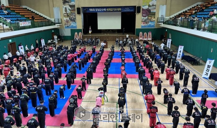 [코리안투데이] 개회식에서 소개에 대한 인사 모습 © 신성자 기자