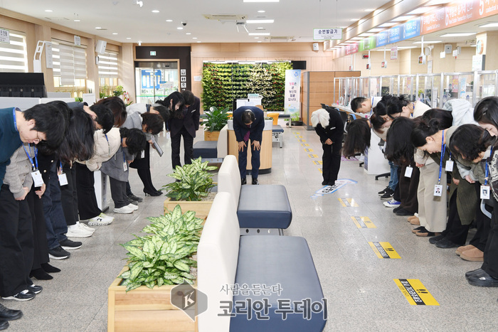 [코리안투데이] 친절 실천을 다짐하며 인사하고 있는 성낙인 군수와 군정 직원 모습 © 신성자 기자