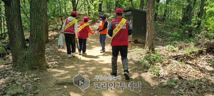 [코리안투데이] (사진) 산불감시 인력이 주요 등산로를 순찰하며 산불 예방 홍보와 인화물질 반입금지 안내를 진행하고 있다. © 박수진 기자