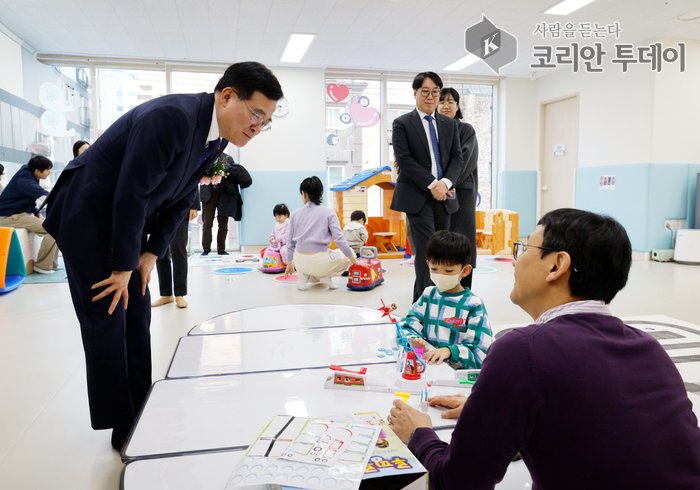 [코리안투데이] 진교훈 서울 강서구청장(왼쪽 첫 번째)이 발산역 인근 청년안심주택 센터스퀘어발산 2층에 조성된 ‘강서구가족센터·공동육아나눔터 1호점’ 이전 개소식에서 공동육아나눔터를 찾아 시설 이용자와 대화를 나누고 있다. ©송정숙 기자
