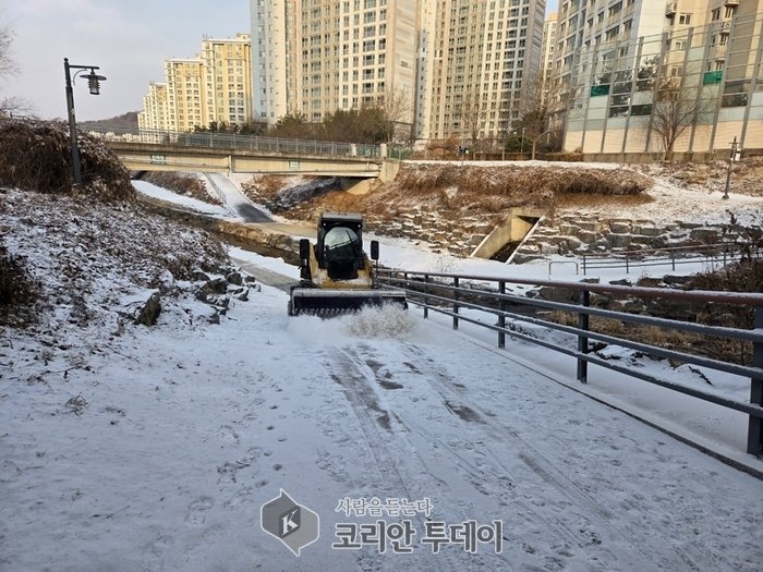 ▲ 의정부 하천 산책로 겨울철 제설작업 © 안종룡 기자