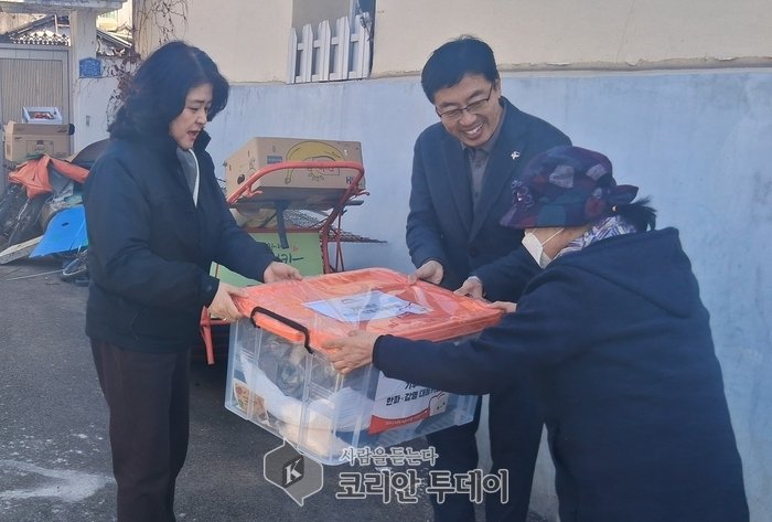 [코리안투데이] 한파 속 폐지 수집 어르신에게 방한키트 전달하는 모습 ©신성자 기자