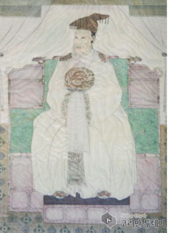 [코리안 투데이] 사진: Wikimedia Commons, “Taejo Wangkun.jpg” (태조 왕건 조각상 / 퍼블릭 도메인) © 신영민 기자