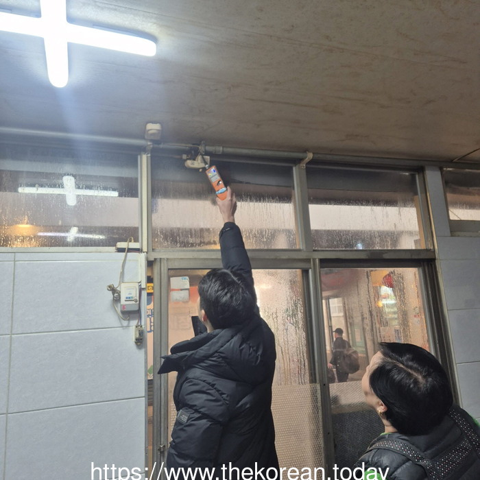 [코리안투데이] 사진 29일에 열린 전통시장 안전점검에서 전기 시설을 살펴보고 있다 © 박수진 기자