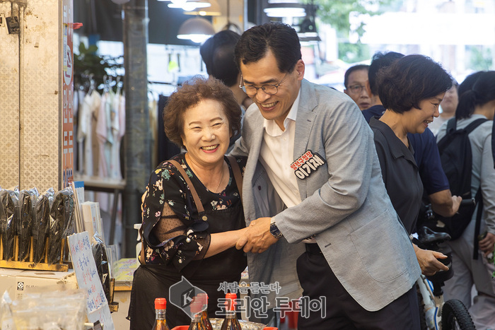 [코리안투데이] 지난 추석명절에 전통시장에서 상인들과 인사하고 있는 이기재 양천구청장(사진=양천구청) © 변아롱 기자