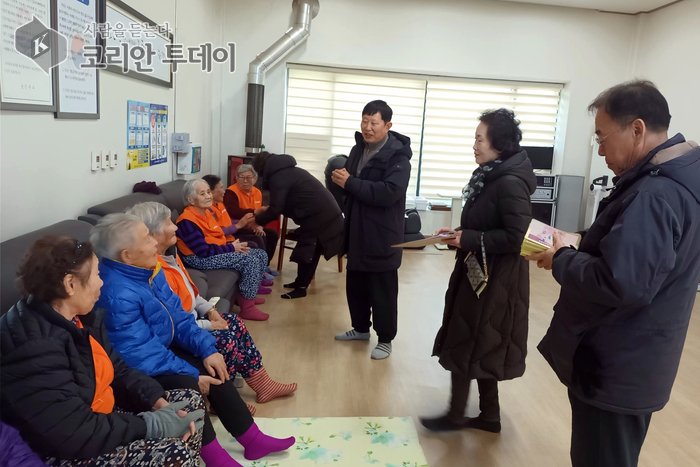 [코리안투데이] 설 명절 맞아 80세 이상 어르신 100여 명에 상품권 전달 © 김미희 기자