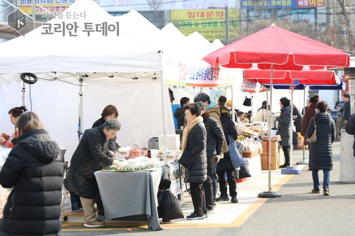 [코리안투데이] (사진) 지난해 설맞기 구로구 직거래장터 모습 © 박수진 기자