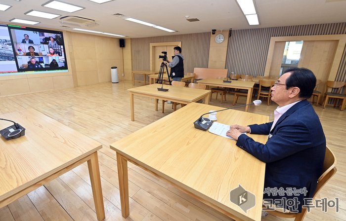 [코리안 투데이] 지난핸 11월, 이현재 하남시장이 유관기관장들 및 민원인들과 '실시간 민원 협력 화상회의'를 진행했다. © 신영민 기자