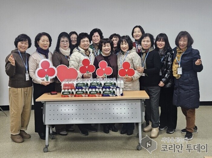 [코리안투데이] 이웃애(愛) 돌봄단 출범식을 마친 후 단원들과 기념 촬영을 하고 있다 © 강정석 기자
