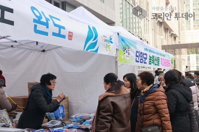 {코리안투데이] (사진)11일에 열린 설맞이 한마당장터에 참여한 주민들이 농가 부스를 둘러보고 있다. © 박수진 기자