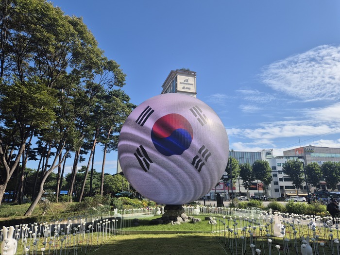 [코리안투데이] 송파구 석촌호수 ‘더 스피어’, 계절·기념일 담은 미디어아트 선보인다 © 지승주 기자