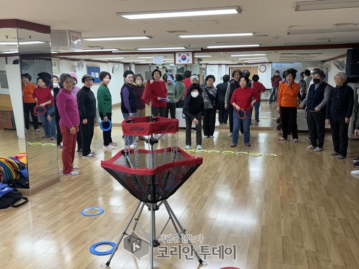 [코리안투데이] (사진) ‘실버놀샘터’ 프로그램 참여 어르신들이 고리 던지기 등 활동에 참여하고 있다. © 박수진 기자