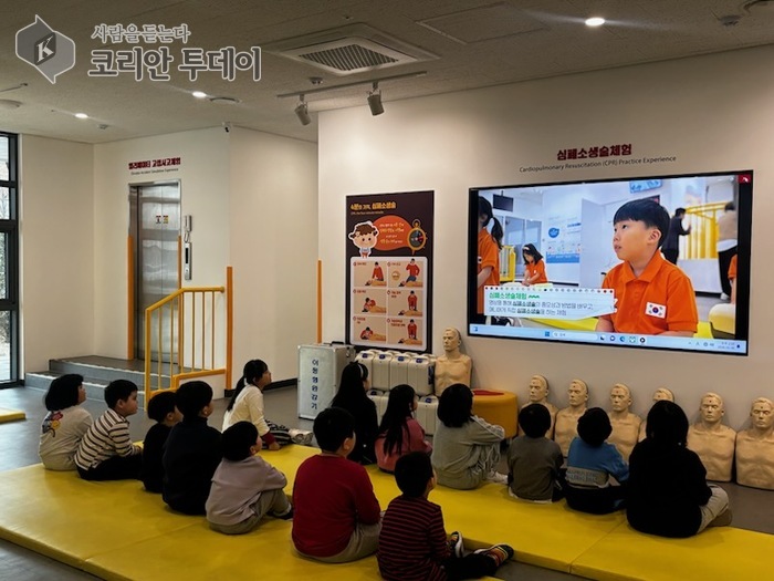 [코리안투데이] (사진1) 구로구재난안전체험장에서 어린이들이 안전교육 시청각자료를 시청하고 있다 © 박수진 기자