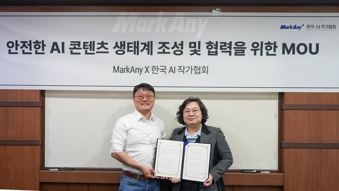 [코리안투데이] 마크애니 최고 대표(왼쪽)와 김예은 한국AI작가협회 회장(오른쪽)이 기술 협력 업무협약(MOU) 체결 후 기념촬영을 하고 있다. ©지승주 기자