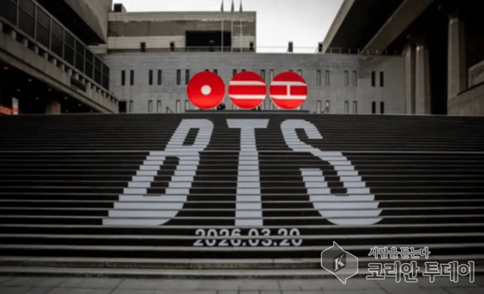[코리안투데이] 서울 세종문화회관에 설치된 방탄소년단(BTS) 정규5집 컴백 홍보물 모습© 임희석 기자