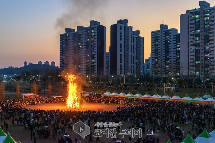[코리안투데이] 제22회 정월대보름 민속축제 달집태우기 모습(사진=양천구청) © 변아롱 기자
