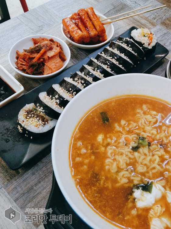 [코리안투데이] 김치, 떡볶이, 김밥, 라면의 모습(사진제공: pexels) ⓒ 박찬두 기자