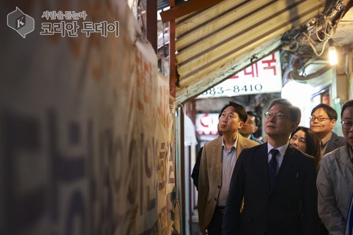[코리안투데이] (사진1) 장인홍 구로구청장이 오류시장 정비사업 현장을 살펴보고 있다. © 박수진 기자